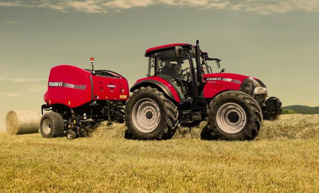 Traktorius Case IH Farmall C serijos vynioja šieną į ritinius